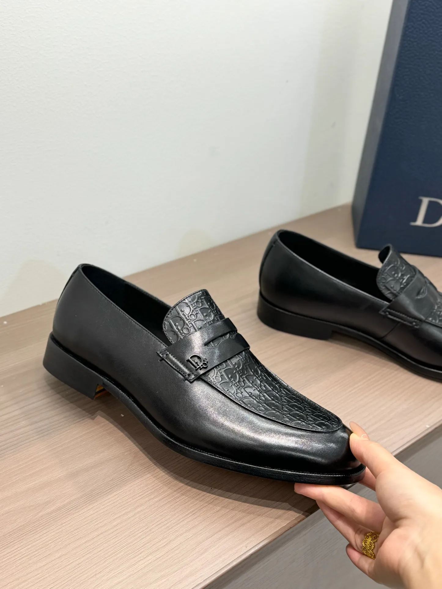 [Dior Dior] Top P: 960💰 Standard code 39-44 (38.45.46 custom-made, non-refundable and non-exchangeable) Dior Dior's latest high-end men's boutique casual leather shoes, the upper is carefully made of black cowhide/open-edge beaded leather/high-mercerized frosted cowhide, the classic silhouette shows elegance, and the upper strap is matched with a metal-coated CD Icon decorative buckle to enhance the style. Comfortable and lightweight, the Italian leather sole features anti-slip rubber inserts. The Blake structured leather sole with anti-slip details showcases Dio*'s exceptional craftsmanship. Elegant and refined, it can be matched with all kinds of suits.